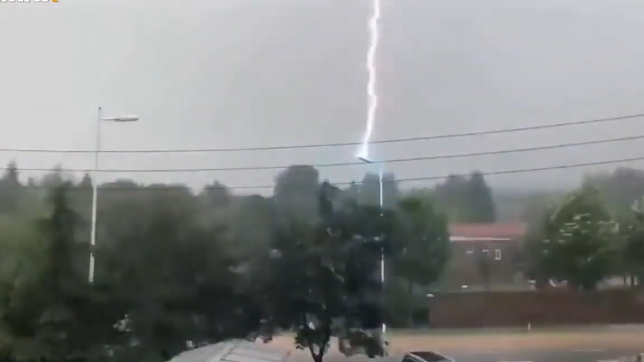 Может ли ударить молния в городе. Молния попала в автомобиль. Гроза молния. Молния из самолета. Молния ударила в фонарь.