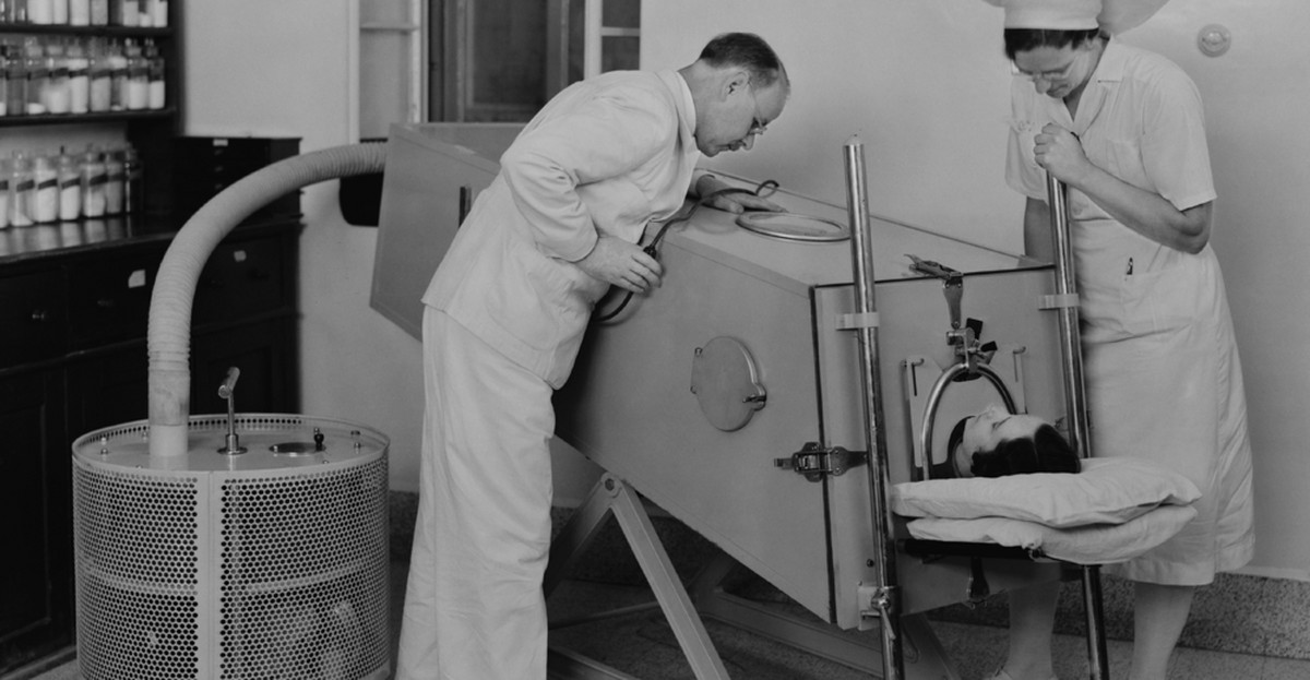 Pacjent chory na polio w tzw. żelaznym płucu, maszynie wspomagającej oddychanie/ 1940 rok. 