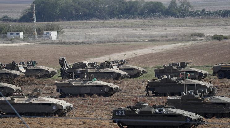 Izraeli katonák páncélozott járművekkel Dél-Izraelben, a Gázai övezet határának közelében egy gyülekezési ponton. Fotó: .MTI/EPA/Atef Szafadi