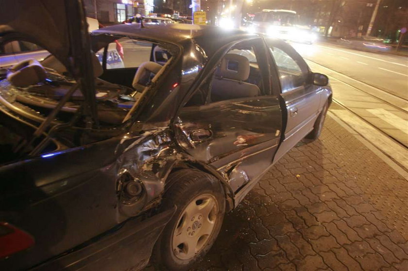 WYPADEK , SAMOCHOD ZAJECHAL DROGE TRAMWAJOWI