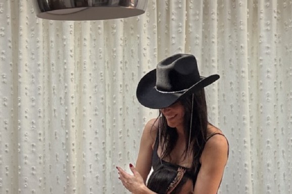 GLUMICI PUNO SRCE Jelisaveta Orašanin pozirala u ANIMAL PRINTU I SA KAUBOJSKIM ŠEŠIROM, a reakcija njene ćerke Petre raznežila sve: Komentari pljušte (FOTO)