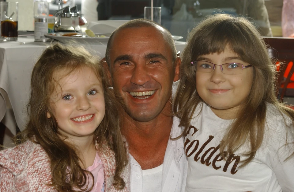 Przemysław Saleta z córkami Nicolą i Nadią