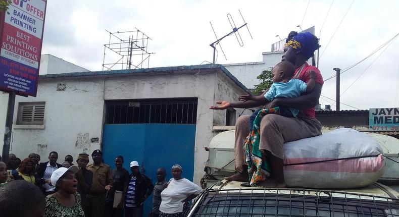 Sonko offers Sh40,000 reward for video of harassed female hawker forced to climb on Kanjo vehicle with baby at Fire Station in Nairobi CBD