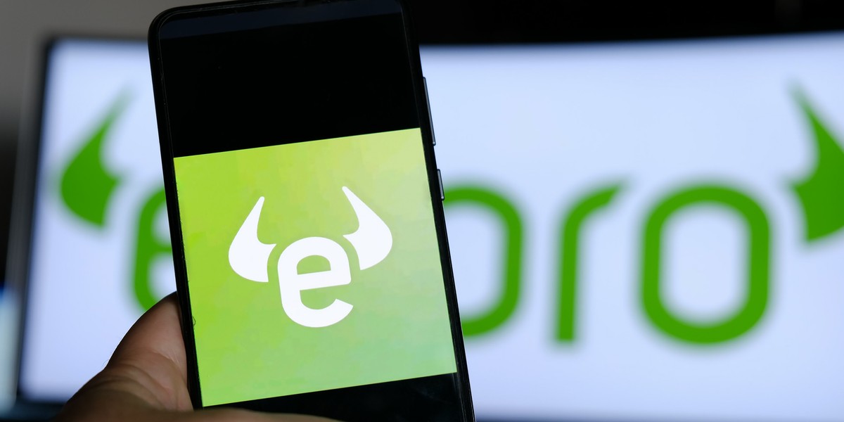 eToro dysponuje dwoma innowacyjnymi narzędziami, które stawiają firmę w czołówce światowych brokerów pod względem dostępnej oferty. Pierwszym jest CopyPortfolios, który tworzy gotowe portfele inwestycyjne w oparciu o transakcje najlepszych inwestorów