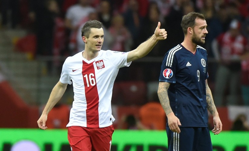 Polak Arkadiusz Milik (L) fetuje z Arturem Jędrzejczykiem (P) strzelenie bramki drużynie Szkocji na 2-2 podczas meczu eliminacyjnego piłkarskich mistrzostw Europy