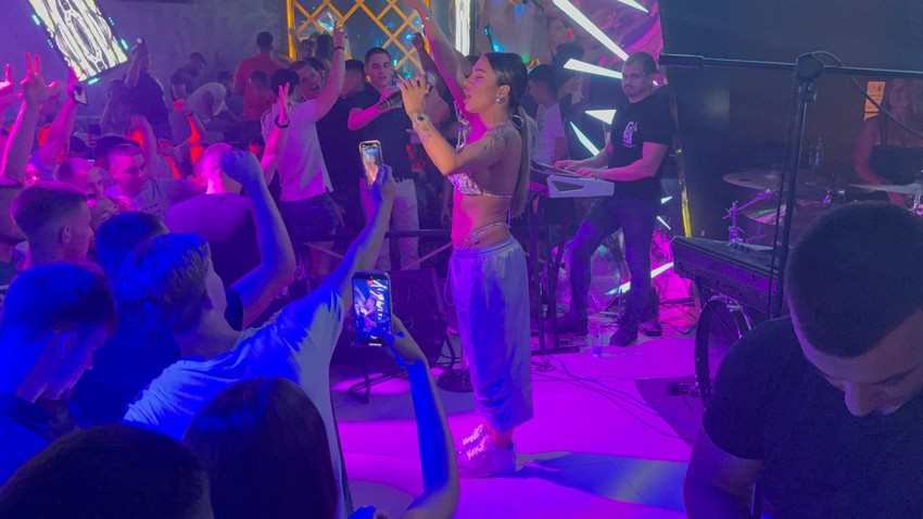 Sandra Afrika na nastupu u bikiniju i patikama