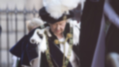 Królowa Elżbieta II w tradycyjnym stroju na mszy. Spójrzcie na jej pelerynę!