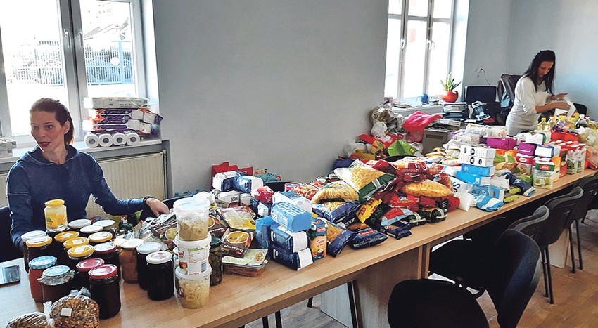 Osim namirnica, uspevali su i lekove da obezbede, jedna apoteka obećala im je podršku. Javljaju se i restorani koji svake nedelje obezbede ručak, tu su i pekare