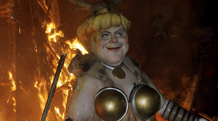 Angela Merkel német kancellár óriási faszobra a spanyol buli áldozatává vált /Fotó: MTI
