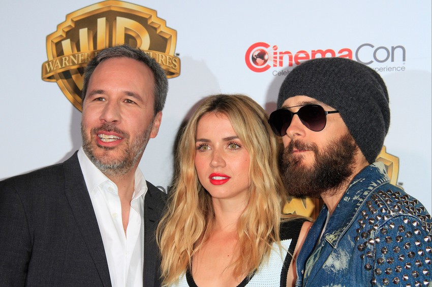 Reditelj Deni Vilnev sa glumcima Anom de Armas i Džaredom Letom