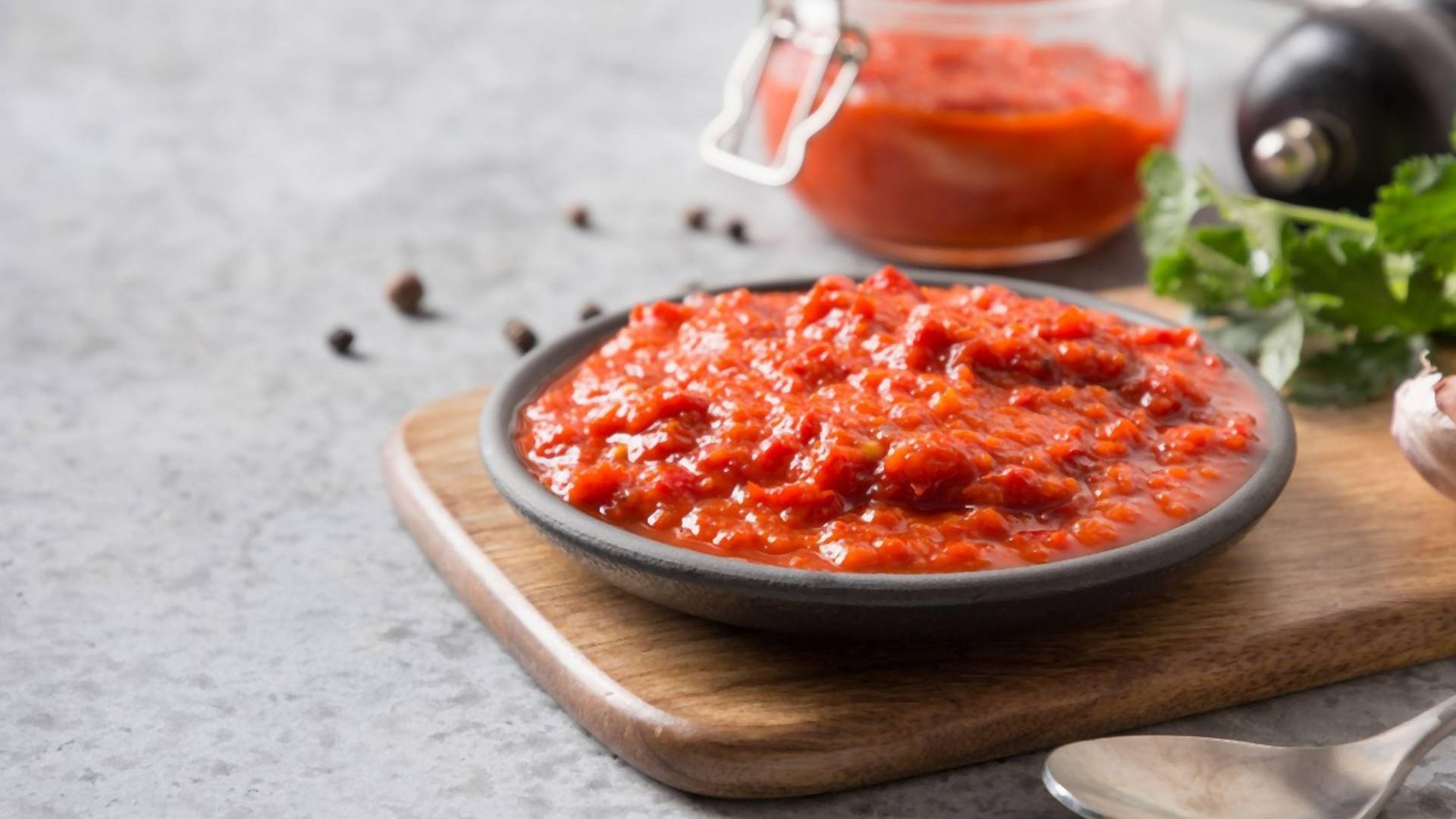 Spremite ajvar lakše nego ikada - našli smo foru kako da oljuštite paprike za minut