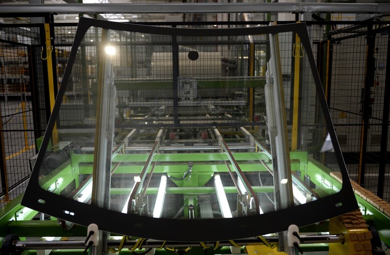 Na innowacyjnych liniach technologicznych produkowane będą: <br>
- szyby przednie w technologii APBL LEL wraz z instalacją dodatkowych elementów na szybach przednich, <br>
- szyb na rynek wtórny produkowane na linii BOX,
- hartowane szyby boczne w technologii 2dFB wraz instalacją dodatkowych elementów na szybach bocznych laminowanych i z powłoką hydrofobową. 
<br><br>fot. (dd/cat) PAP/Darek Delmanowicz