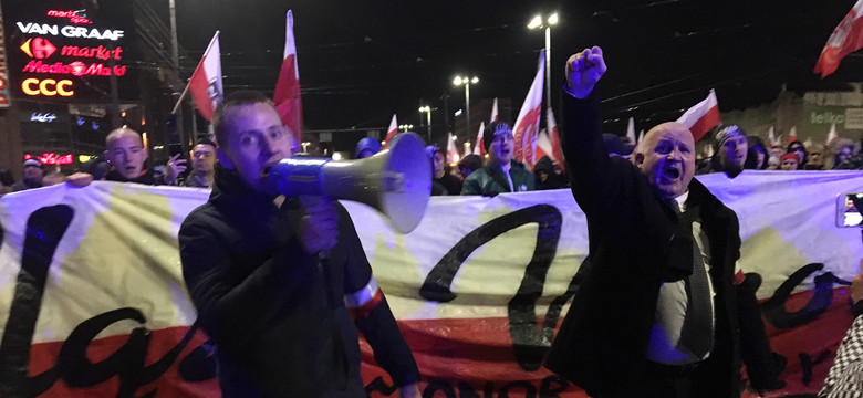 Rasistowskie hasła na wiecu Międlara. Prezydent Dąbrowy Górniczej rozwiązuje manifestację
