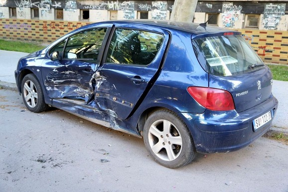 Automobil na parkingu