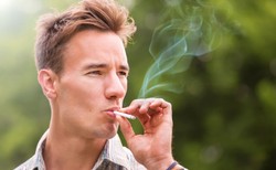 Eksperci: Palenie w miejscach publicznych może sprzyjać infekcjom SARS-CoV-2