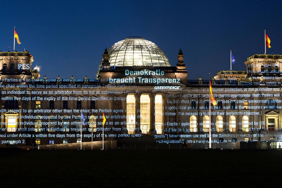 Greepeace wyświetla treść umowy TTIP na fasadzie niemieckiego parlamentu w Berlinie