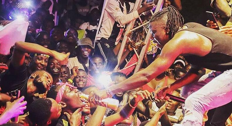 People are dragging Stonebwoy for giving alcohol to ‘minors’