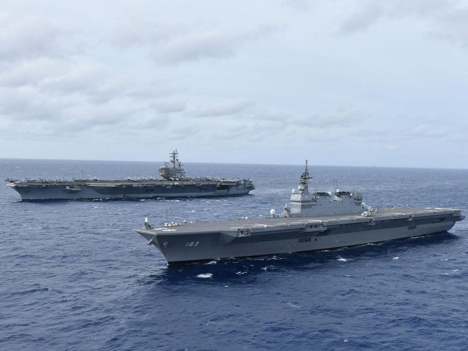 Po prawej JS Izumo, po lewej USS Ronald Reagan (fot. US Navy)