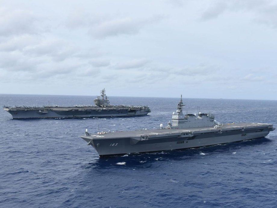 Po prawej JS Izumo, po lewej USS Ronald Reagan (fot. US Navy)