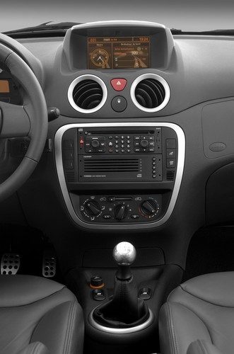 W środku 4 poduszki powietrzne przednie i boczne