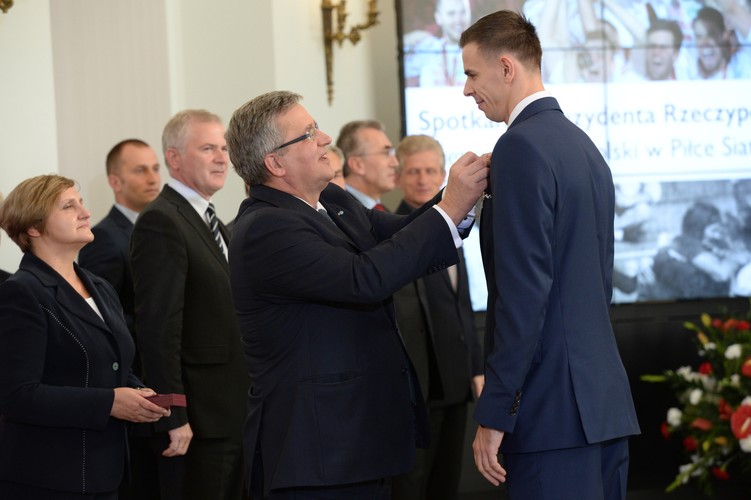 Prezydent Bronisław Komorowski odznacza Krzyżem Oficerskim Orderu Odrodzenia Polski zawodnika reprezentacji Polski Mariusza Wlazłego