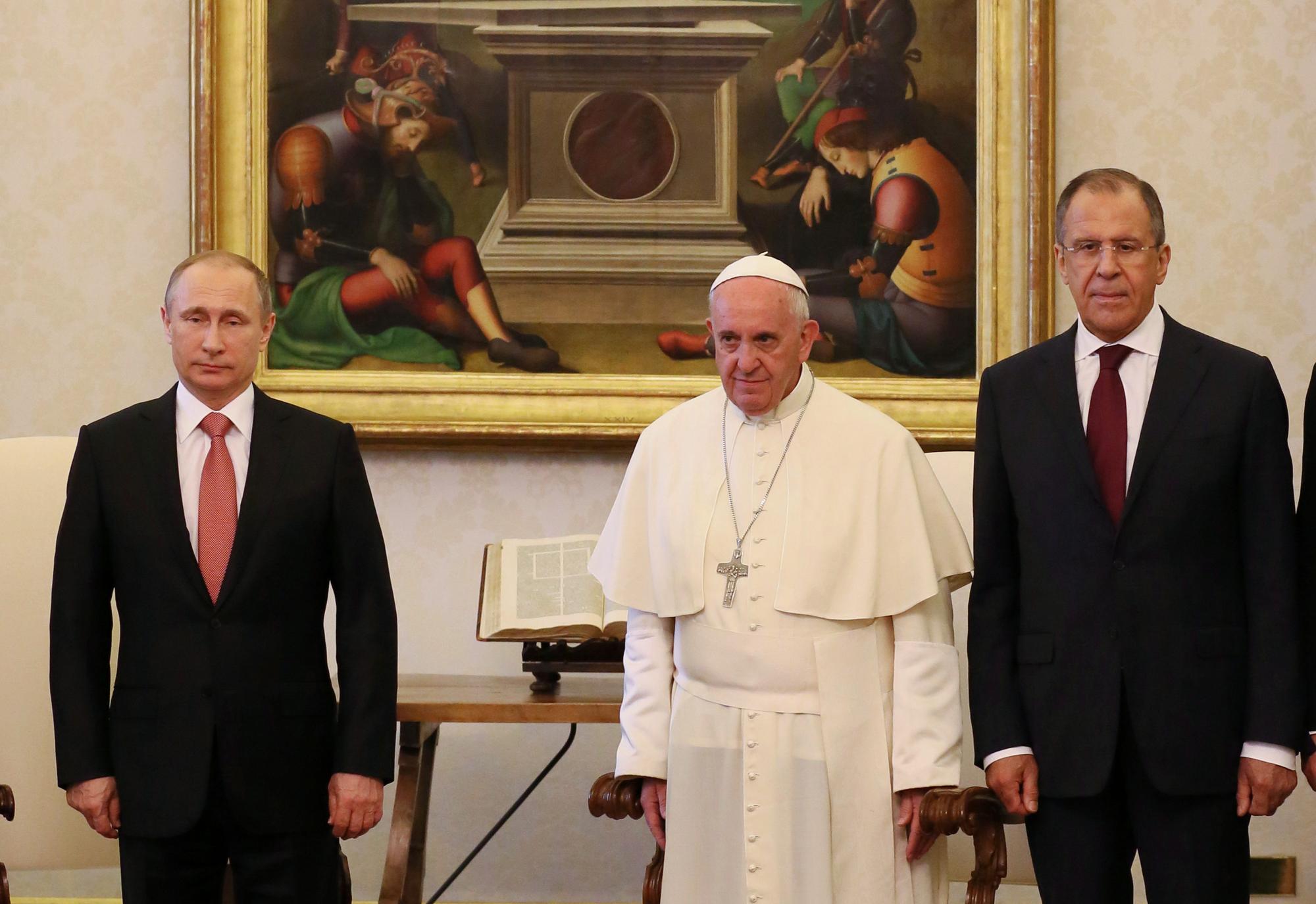Zľava: Putin, pápež a Sergej Lavrov (rok 2015)