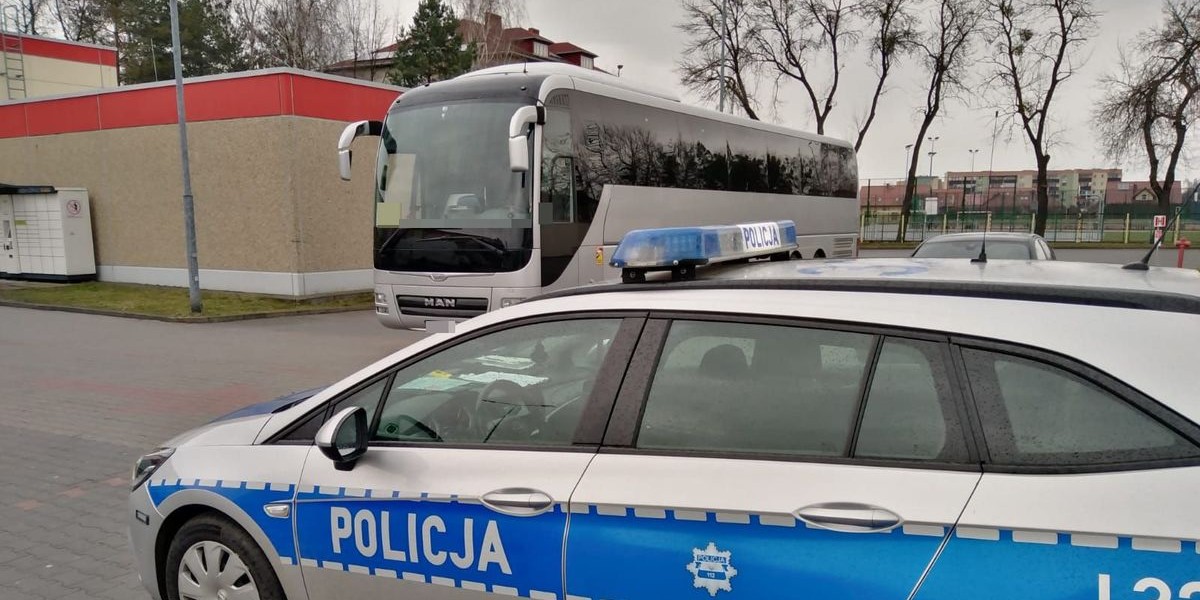 Kierowca autokaru szkolnego pod wpływem alkoholu zatrzymany przez policję.