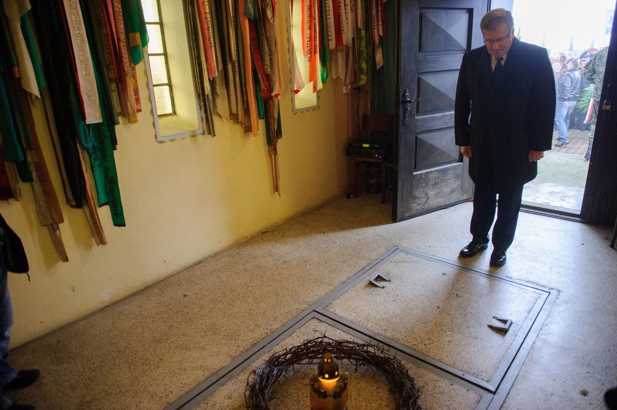 Prezydent Bronisław Komorowski przy grobie Wincentego Witosa na cmentarzu parafialnym w Wierzchosławicach