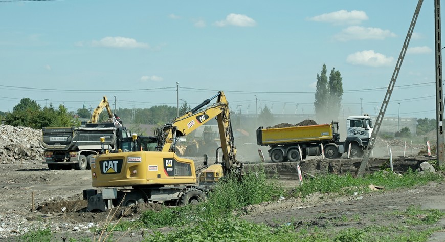 Wykonawca zadania zrealizował już niezbędny etap związany z porządkowaniem terenu, w szczególności po wykonanych rozbiórkach i wyburzeniach.