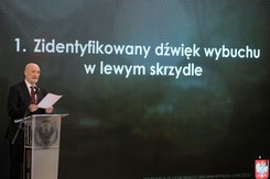 Macierewicz przedstawił raport smoleński. 'Przyczyną wybuch na lewym skrzydle'