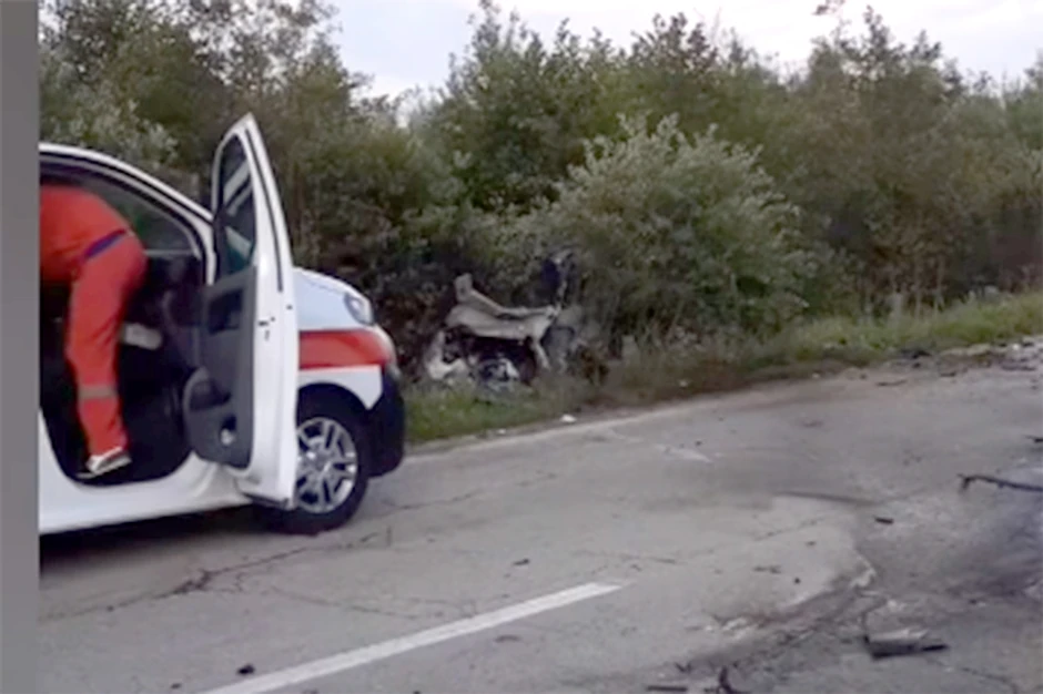 Automobil je direktno podleteo pod kamion