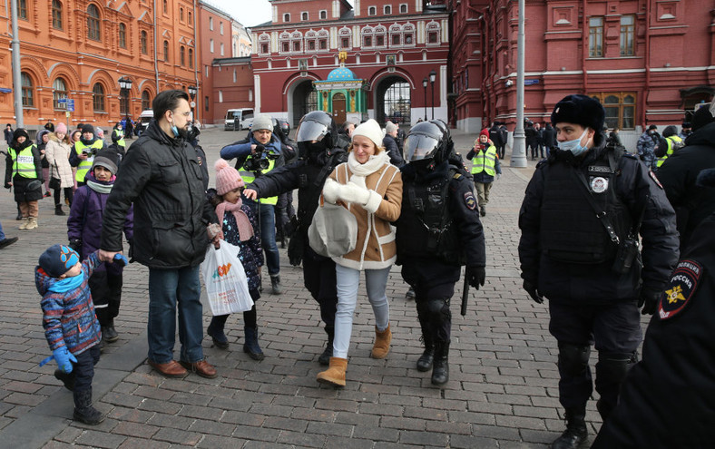 Kobieta zatrzymana podczas protestu przeciwko wojnie w Ukrainie (Moskwa, 13 marca 2022)