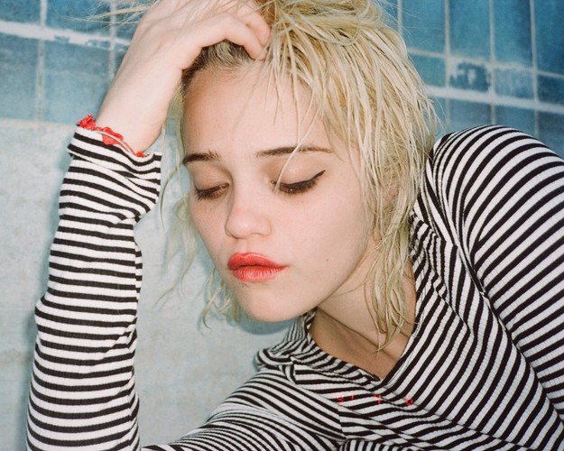 Sky Ferreira na zdjęciach z sesji do albumu albumu 'Night Time, My Time'
