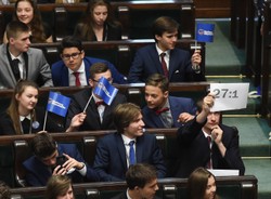 "Poprzedni rząd trudno nazwać rządem polskim...". Dzieci w Sejmie ostrzejsze od prawdziwych polityków