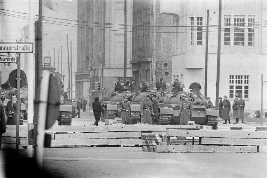 Radzieckie czołgi na Checkpoint Charlie, przejściu pomiędzy radziecką i amerykańską strefą okupacyjną w Berlinie, luty 1961 r. Mur Berliński dopiero powstanie za pół roku