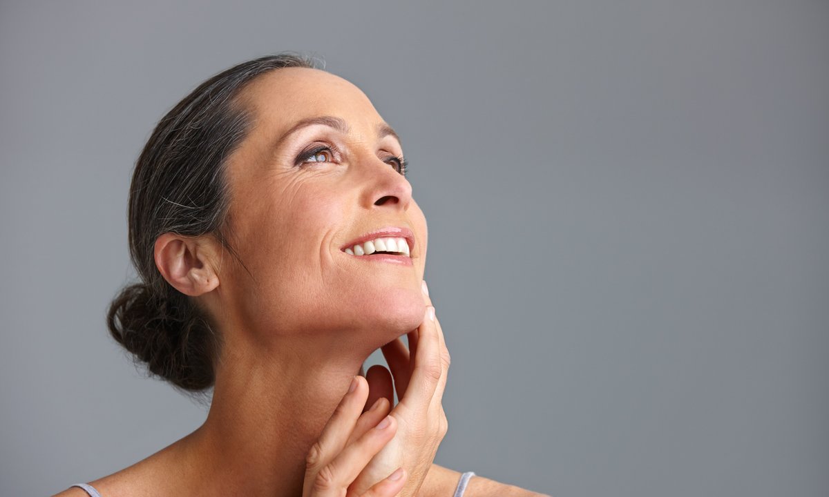 Ten produkt zastąpi wcierkę na porost włosów i liftingujący krem. Unosi skórę jak różdżka!