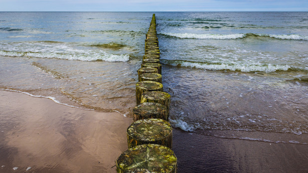 Falochron na plaży nad Morzem Bałtyckim