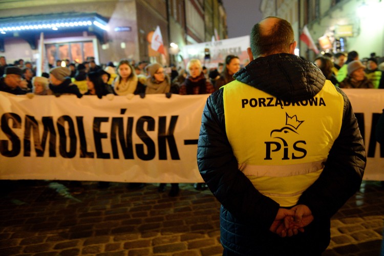 Przemarsz po wieczornej mszy przed Pałac Prezydencki w Warszawie