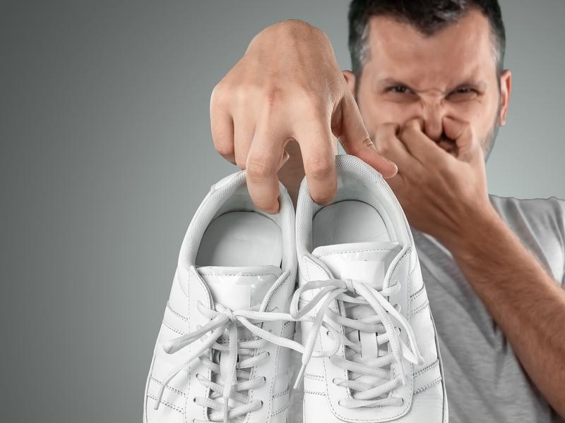 Jak pozbyć się nieprzyjemnego zapachu z butów? Sprawdzone sposoby na śmierdzące  buty