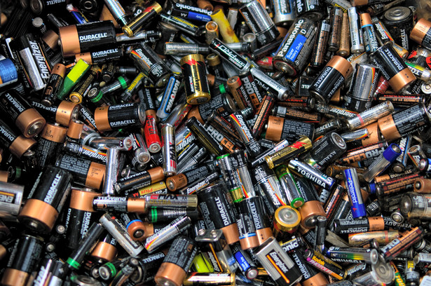 Od 2017 r. producenci sprzętu zawierającego baterie lub akumulatory zobowiązani będą do takiego jego projektowania, aby zabudowane ogniwa mogły być usunięte przez serwis.
