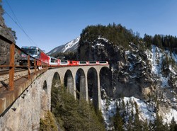 Ekspres Lodowcowy mknie wśród Alp