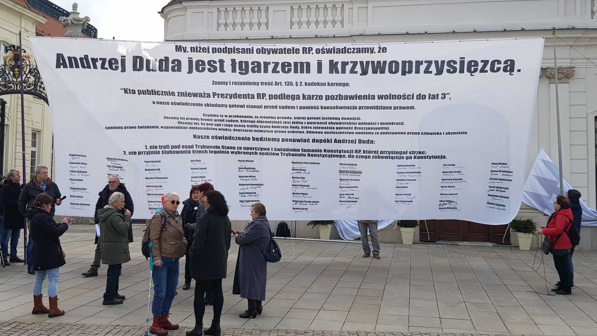 Warszawa. Pikieta przed Pałacem Prezydenckim. Ruch Obywatele RP protestuje