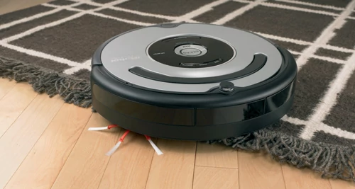 Robot-odkurzacz Roomba równie dobrze czuje się podczas sprzątania dywanu, jak i gołej podłogi. Zamontowane w maszynie szczotki według producenta w zupełności wystarczą, by w ciągu 40 minut zrobić porządek w średniej wielkości pokoju