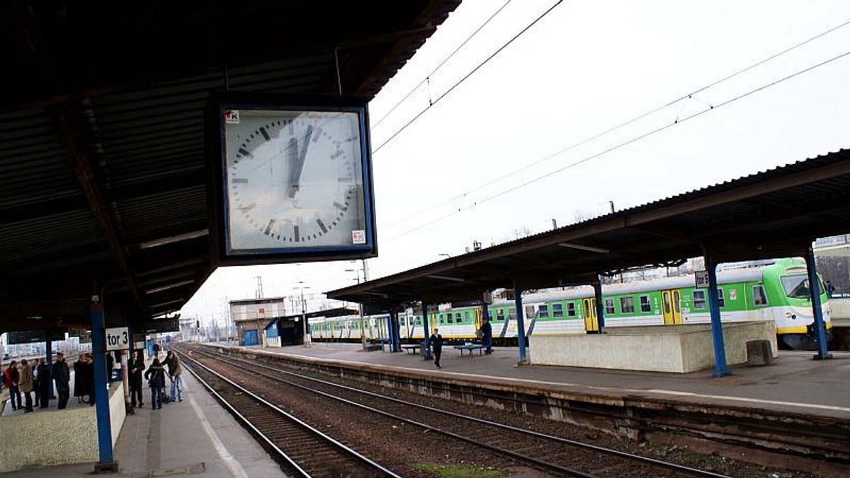 Od niedzieli pasażerów jeżdżących przez Warszawę pociągami dalekobieżnymi czekają zmiany w organizacji ruchu. Część pociągów - zamiast przez Dworzec Centralny - pojedzie przez Gdański. Będzie tak do 15 czerwca. Powodem zmian jest remont mostu średnicowego.