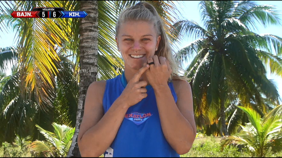 Kőnig Anna a szüleinek jelzi az utazás előtt a tőlük kapott nyaklánc felmutatásával, hogy érzi a támogatásukat és sokat gondol rájuk. /Fotó: TV2