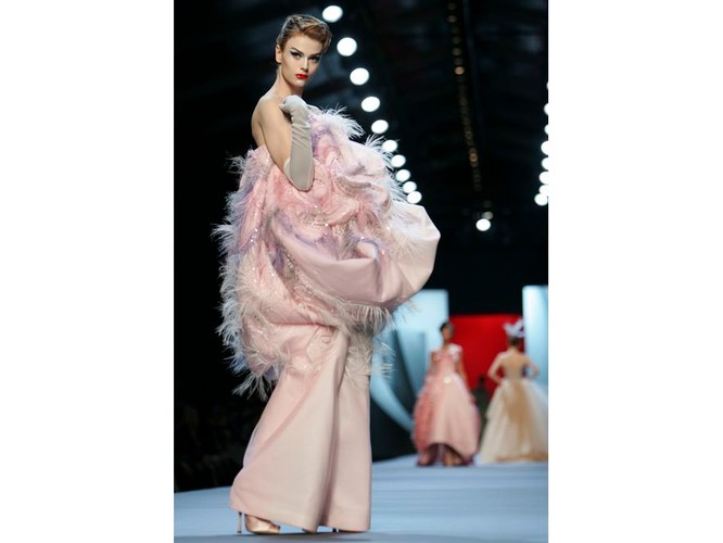 Szalone kreacje Johna Galliano