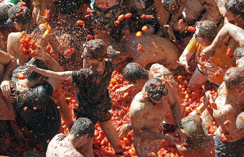 Tomatina. Doroczna wielka bitwa na pomidory w Bunol w Hiszpanii