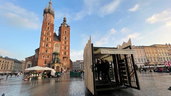 Kwiaciarki na krakowskim Rynku Głównym testują nowe stoiska