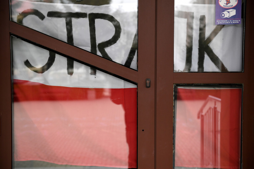 Od kilku dni w trwa w Polsce jeden z największych strajków nauczycieli w historii. Według Związku Nauczycielstwa Polskiego w strajku bierze udział ok. 74,29 proc. szkół i przedszkoli. Z kolei według danych Ministerstwa Edukacji Narodowej jego skala wynosi 48,5 proc.