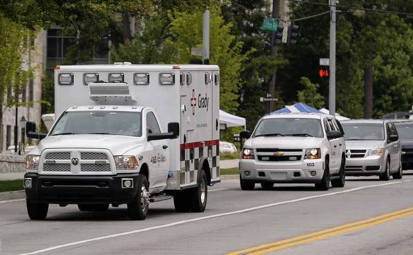 <strong>Epidemia 2014 – poza kontrolą</strong><br></br>
<b></b>
Tegoroczna epidemia rozpoczęła się w lutym. To wtedy odnotowano pierwsze przypadki w Gwinei, leżącej nad Atlantykiem w Zachodniej Afryce. Ognisko zakażenia rozprzestrzeniło się także na sąsiednie Sierra Leone oraz Liberię. Przypadki gorączki krwotocznej odnotowano we wszystkich stolicach tych państw: Konakry, Monrovii oraz Freetown. Cztery zakażenia zdiagnozowano także w Nigerii. 
<b></b>
Zakażenie wirusem zdiagnozowano u dwojga obywateli USA: lekarza i misjonarki. Drugiego sierpnia tego roku w specjalnie izolowanej komorze amerykański lekarz, dr Kent Brantly, został przetransportowany samolotem do szpitala Emory University w Atlancie. Tamtejsza klinika chorób zakaźnych to jeden z najlepszych ośrodków w USA zajmujący się leczeniem pacjentów zarażonych wirusami różnego pochodzenia. Wszystkie osoby mające jakikolwiek kontakt z zarażonym lekarzem ubrane są w specjalne kombinezony izolujące. Misjonarkę sprowadzono do USA kilka dni później. Obojgu podano eksperymentalną surowicę ZMapp, która okazała się w tych przypadkach skuteczna. 
<b></b>
Według amerykańskiej agencji Centers for Disease Control and Prevention bilans epidemii na dzień 4 sierpnia jest rekordowy w historii występowania wirusa Ebola: odnotowano 1603 przypadki zarażenia i 887 zgonów. Światowa Organizacja Zdrowia uruchomiła w Konakry centrum koordynacji pomocy medycznej. Na miejscu działają organizacje humanitarne, m.in. agencje ONZ, Czerwony Krzyż, Lekarze Bez Granic. Wsparcie finansowe przekazała Unia Europejska. Rząd Sierra Leone ogłosił stan wyjątkowy i do przeprowadzenia kwarantanny wysłał wojsko.